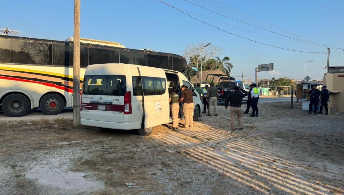 Aseguran a dos grupos de inmigrantes dentro de autobuses en Limones y Bacalar