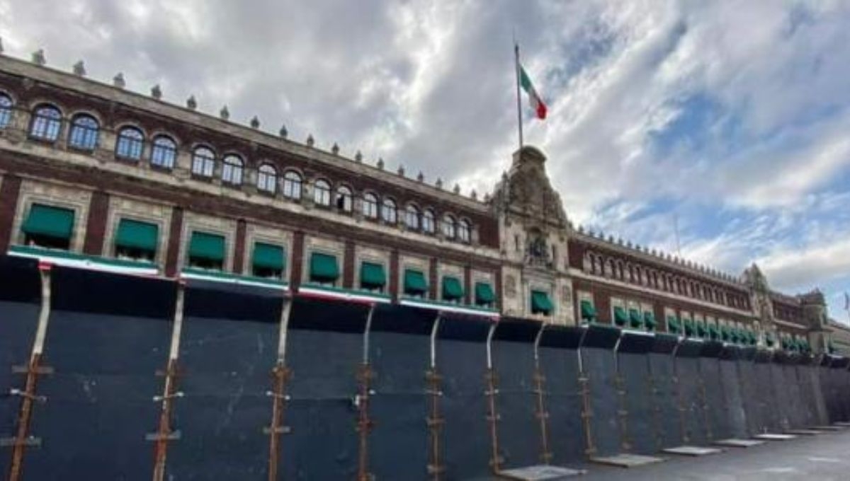 El Palacio Nacional se blindó ante la movilización programada por los familiares de los 43 normalistas desaparecidos de Ayotzinapa para este viernes 26 de abril