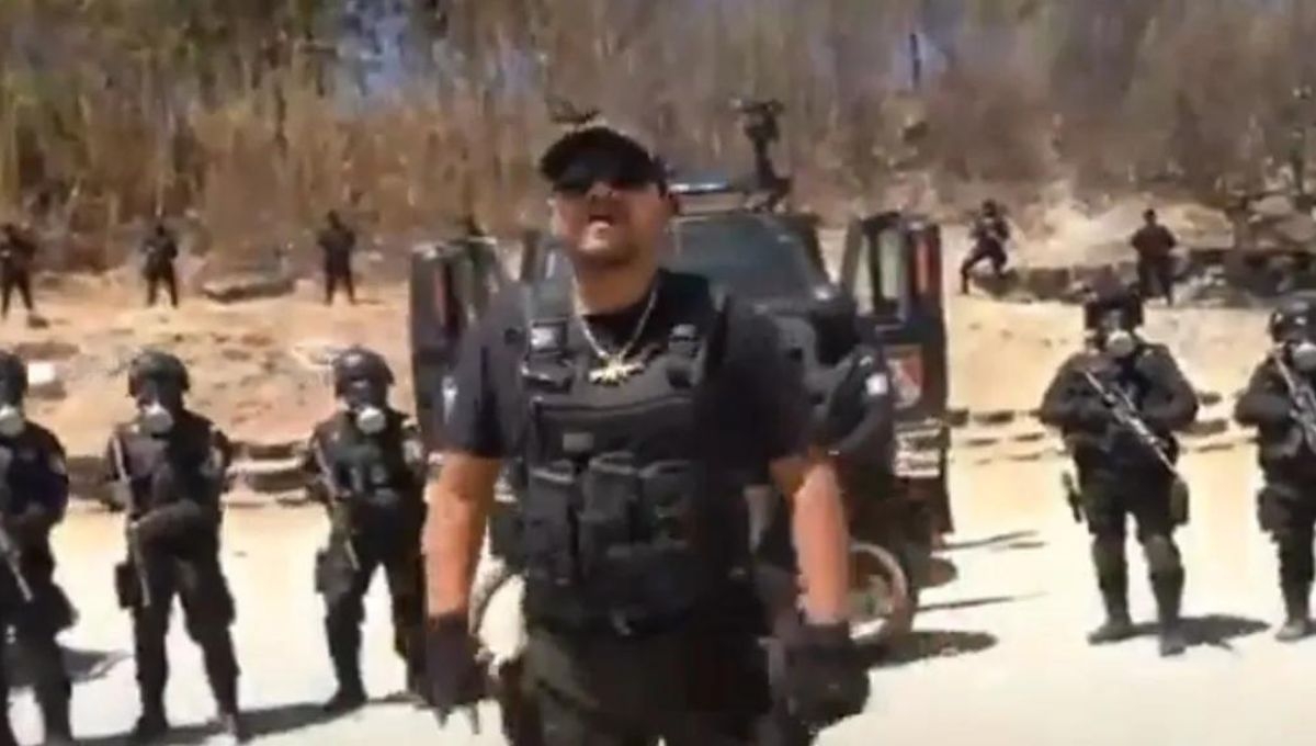 El cantante Pablo del Ángel ‘el Oaxaco’, desató la polémica cuando en uno de sus videos se hace uso de instalaciones policiales y recursos públicos de la SSPC de Oaxaca