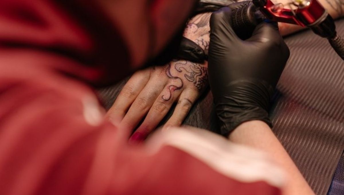 Cofepris lanza nueva guía para tatuadores y perforadores
