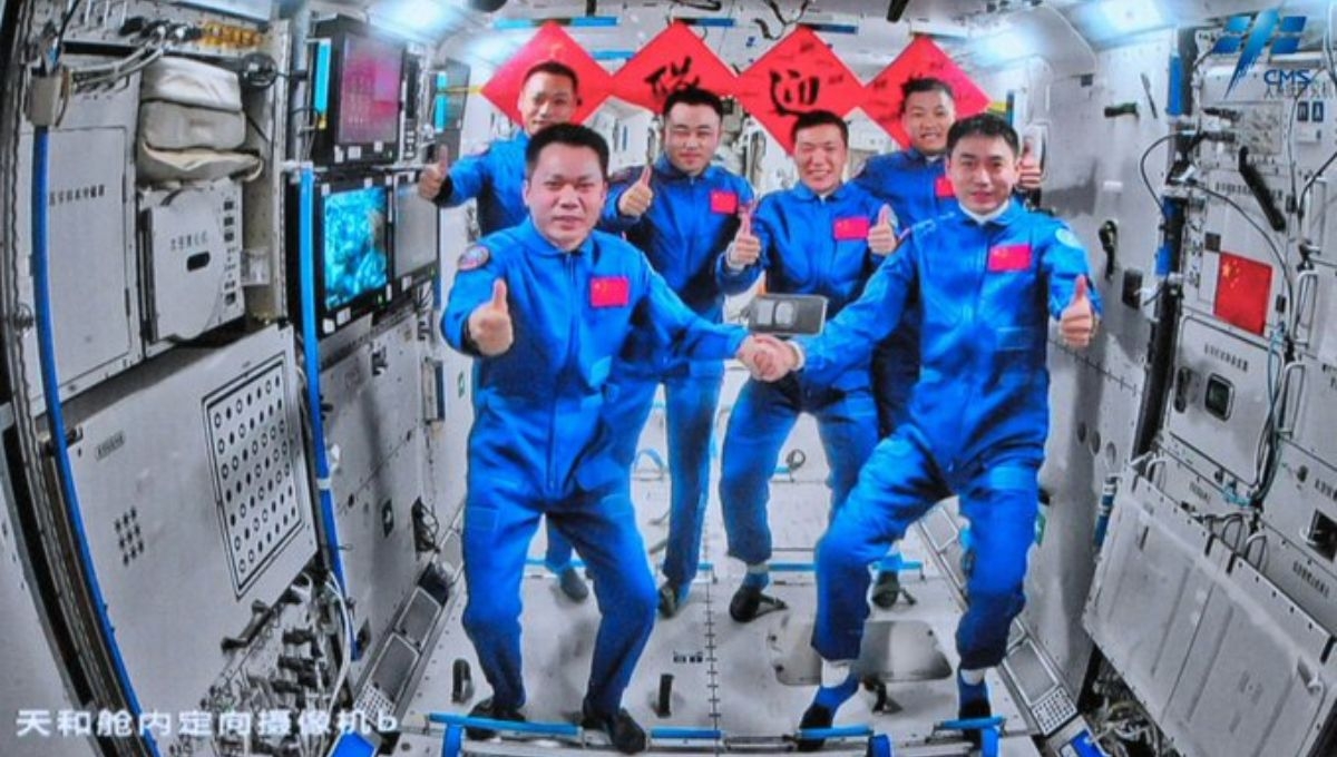 Los tres astronautas a bordo de la nave espacial Shenzhou-18 entraron a la estación espacial del país y se reunieron con otro trío de astronautas