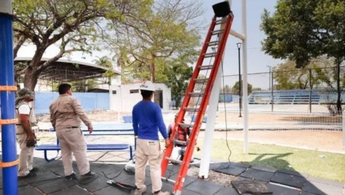 Agentes de la SSP delimitan con cintas una cancha deportiva en Francisco de Montejo de Mérida