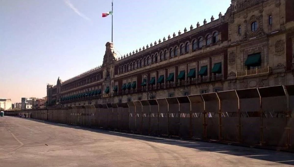 AMLO defiende uso de vallas en Palacio Nacional ante marcha de padres de Ayotzinapa