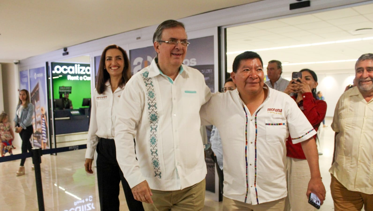 Marcelo Ebrard llega a Yucatán; es recibido por simpatizantes en el aeropuerto de Mérida