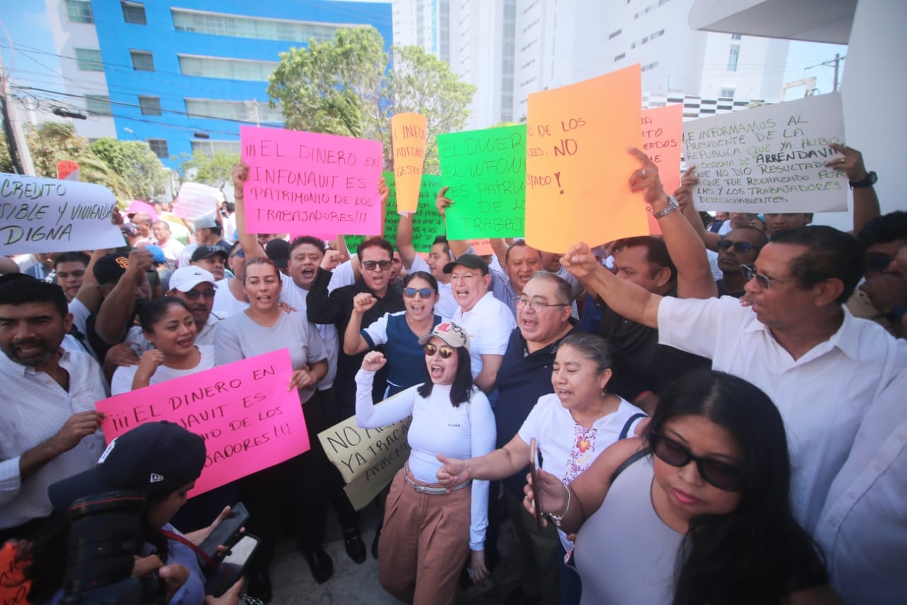 Sindicalizados de la CROC en Cancún protestan en contra del Infonavit