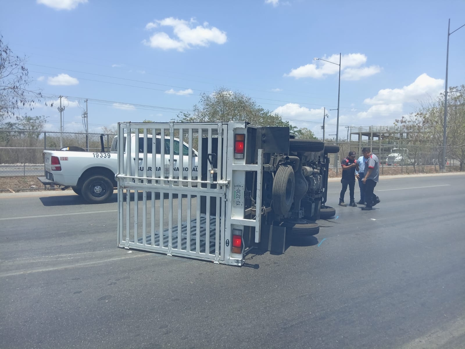 El conductor de la camioneta y su acompañante resultaron ilesos de la volcadura en el Periférico de Mérida
