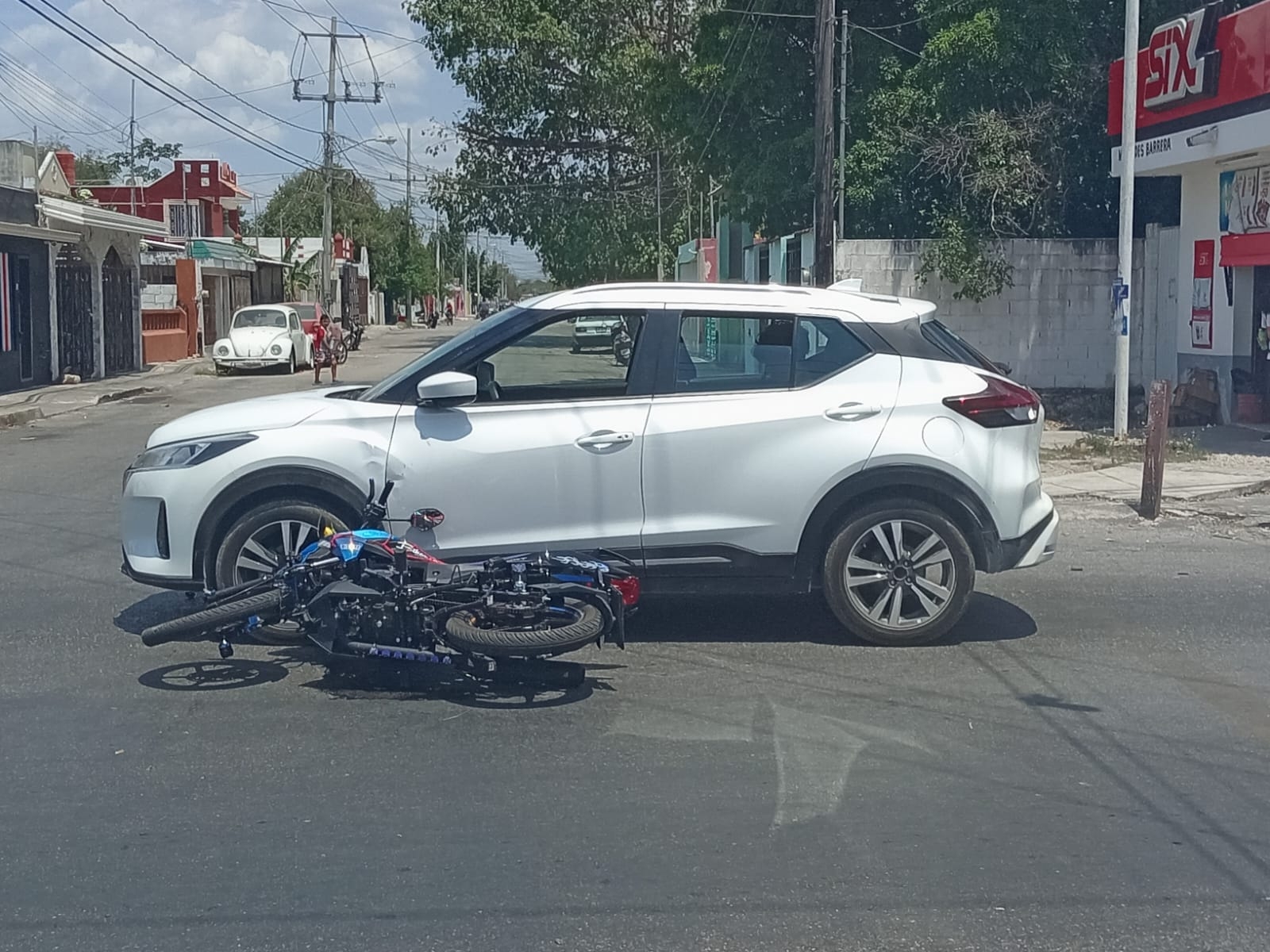 Conductora se 'vuela el alto' y choca contra un motociclista en Mérida