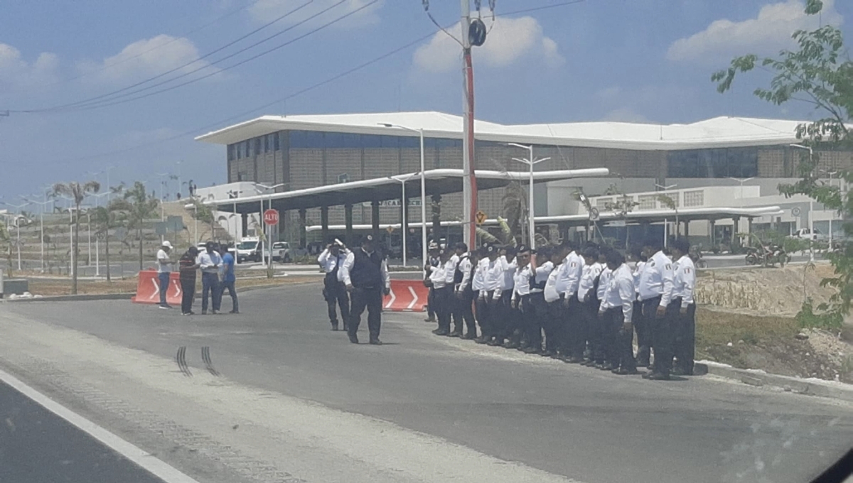Policías disidentes de Campeche esperan llegada de AMLO a la estación del Tren Maya