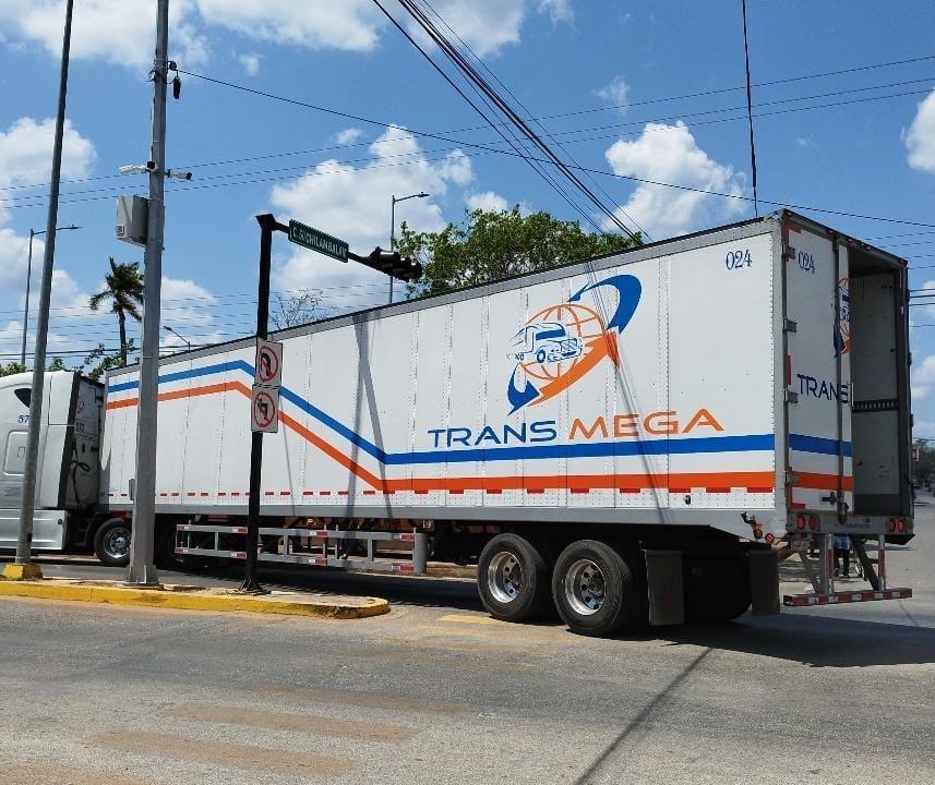 Tráiler bloquea una avenida de José María Morelos, Quintana Roo