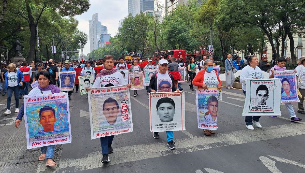 Familiares de 43 normalistas de Ayotzinapa marchan hacia el Zócalo de CDMX: VIDEO