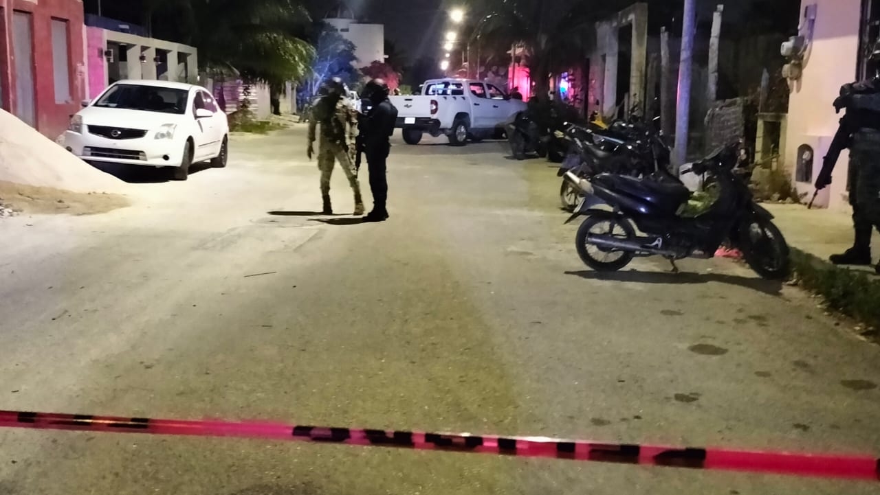 Balean a una menor de 16 años afuera de su casa en Cozumel