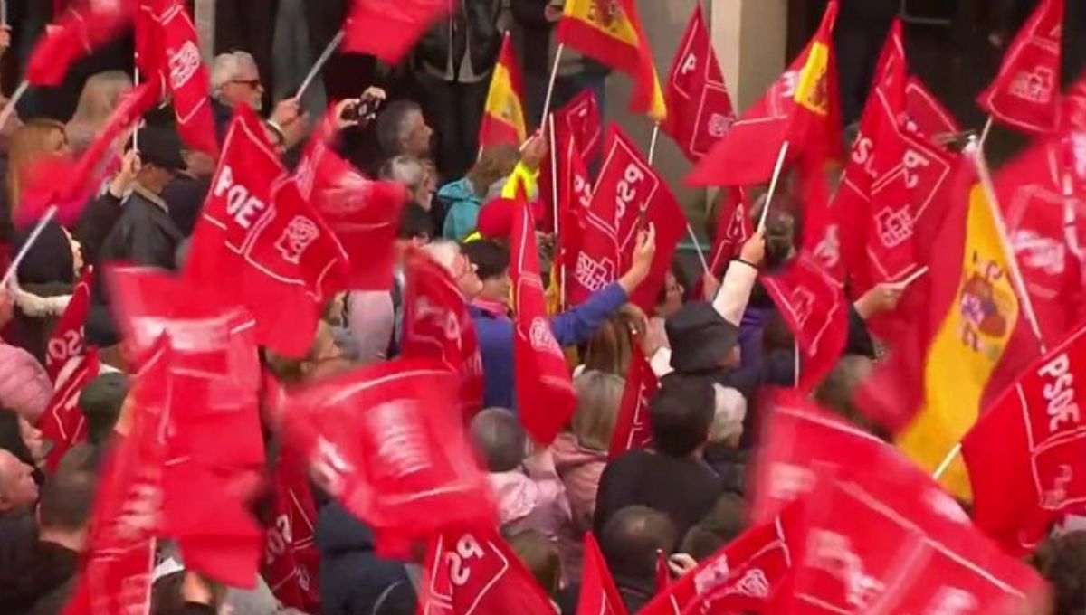 Miles de simpatizantes del Partido Socialista Obrero Español se movilizaron este sábado para pedirle a Pedro Sánchez que se quede