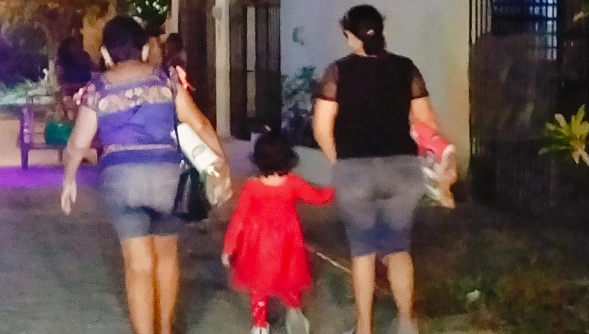 Varias familias fueron vistas salir de un domicilio en la San Roque de Motul con un bulto bajo el brazo.