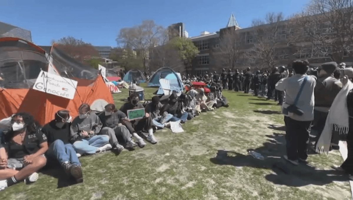 La policía de Boston dispersó por la fuerza el campamento de Gaza en la Universidad Northeastern y arrestó al menos a una centena de estudiantes