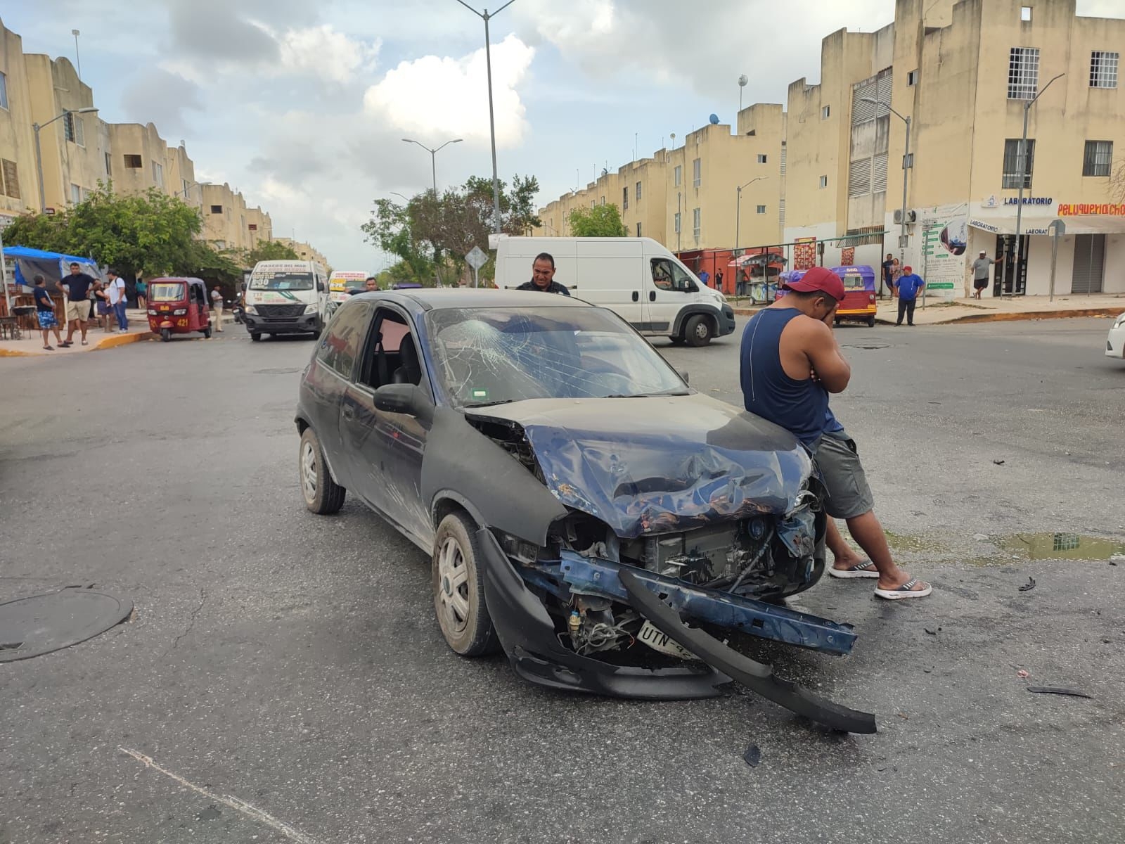 Conductor manda al hospital a un mototaxista en Cancún