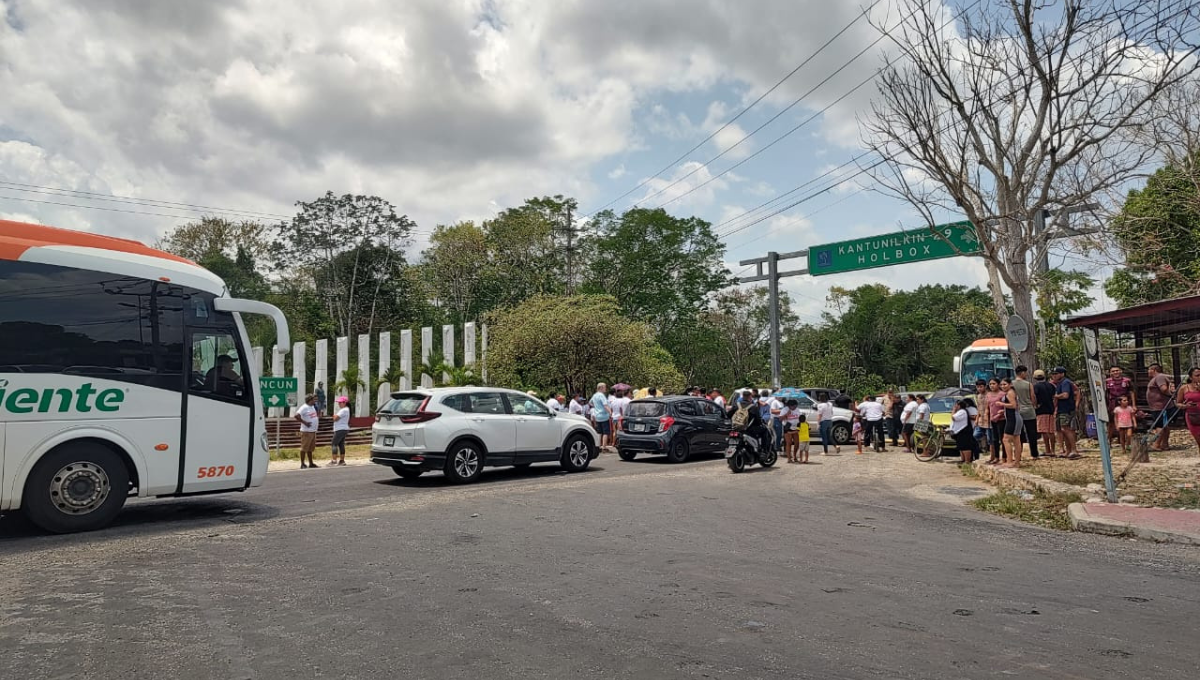 Pobladores de comunidades bloquean la carretera federal Cancún a Mérida