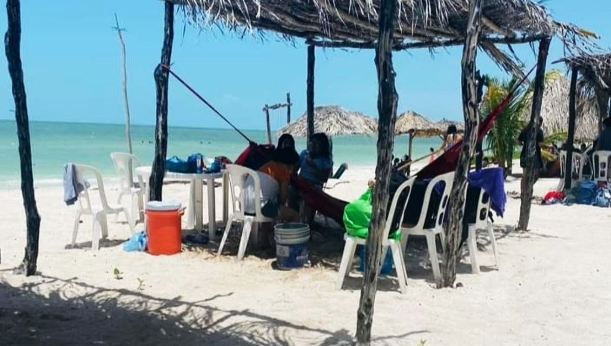 Bañistas arriban a las playas de Sabancuy, Campeche