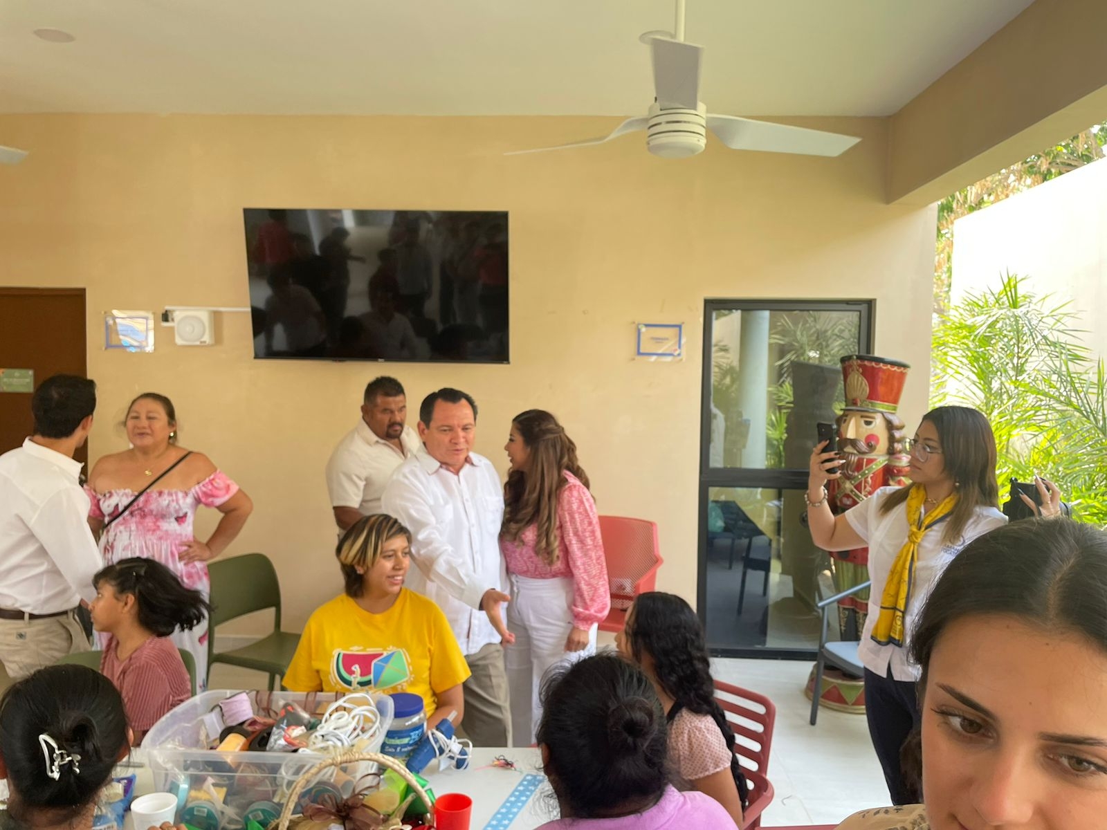 Joaquín Díaz Mena se compromete a priorizar la atención a niños con cáncer en Yucatán