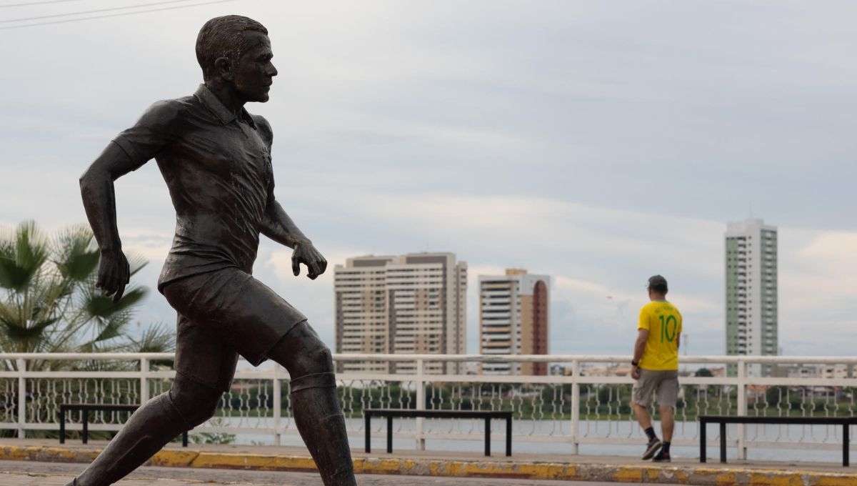 Remueven estatua de Dani Alves de su natal Juazeiro, en Brasil