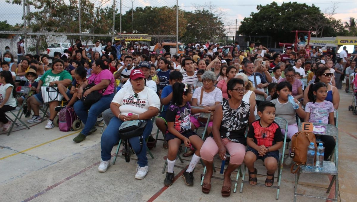 Joaquín Díaz Mena celebra a los niños en la colonia Juan Pablo II de Mérida: EN VIVO