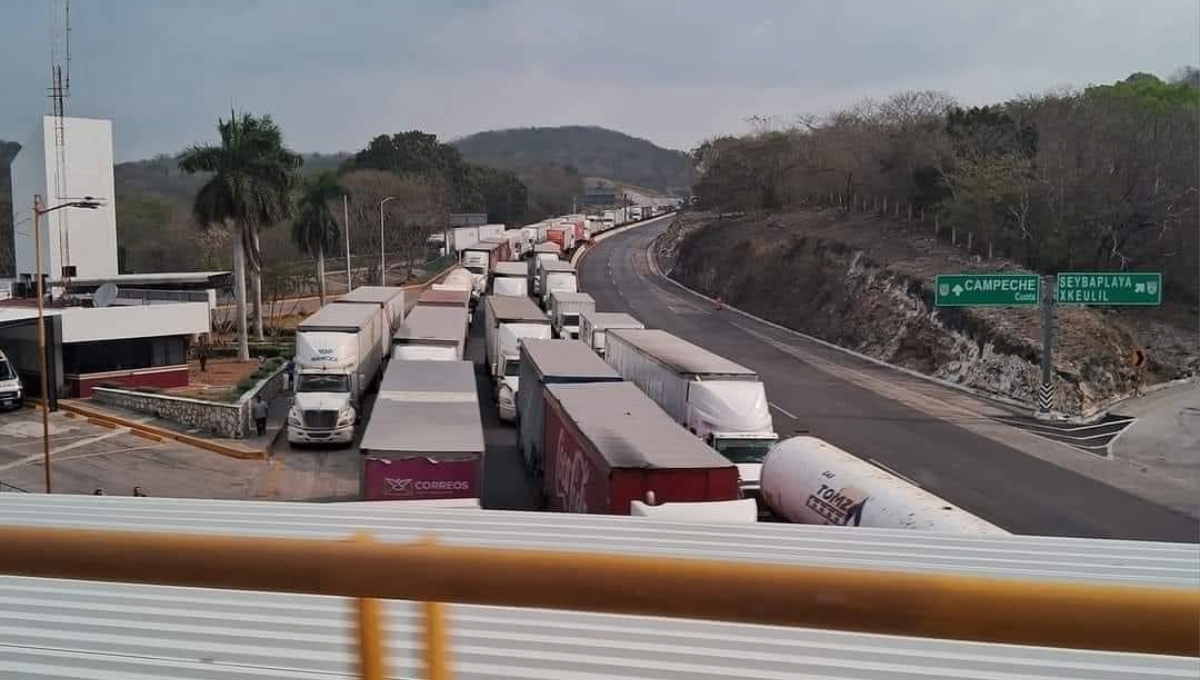La fila de vehículos se formó de hasta 5 kilómetros en dirección Campeche