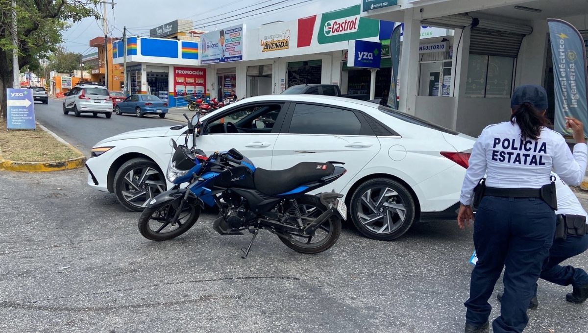 Automovilista corta la circulación a una motocicleta en Campeche