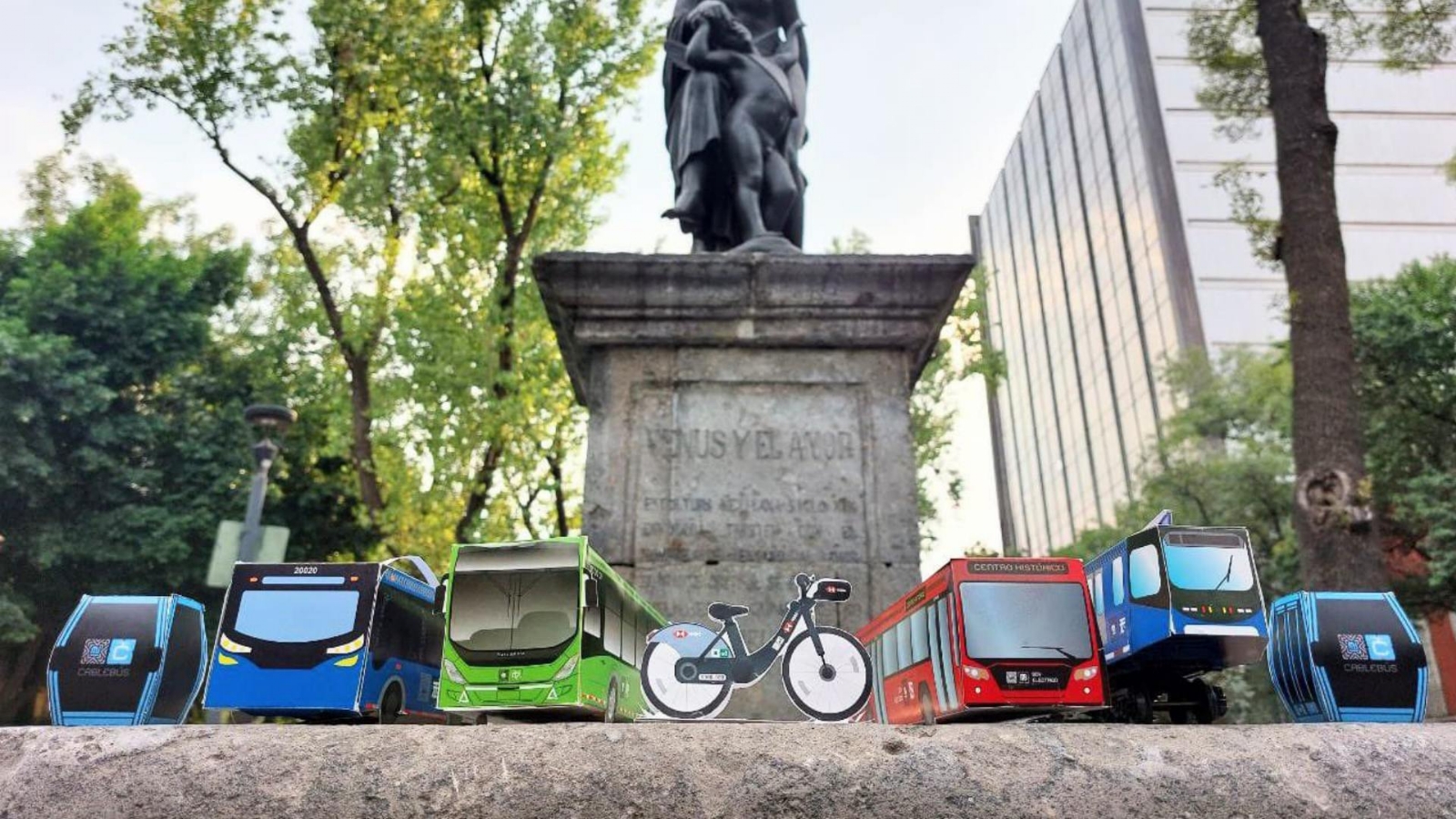 Semovi regala 'Metrobusitos' por el Día del Niño en la CDMX
