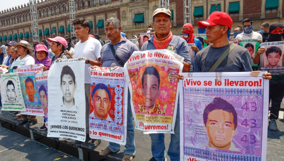 Los padres de los 43 estrudiantes desaparecidos de Ayotzinapa levantaron el plantón que mantenían desde el 26 de abril frente a Palacio Nacional