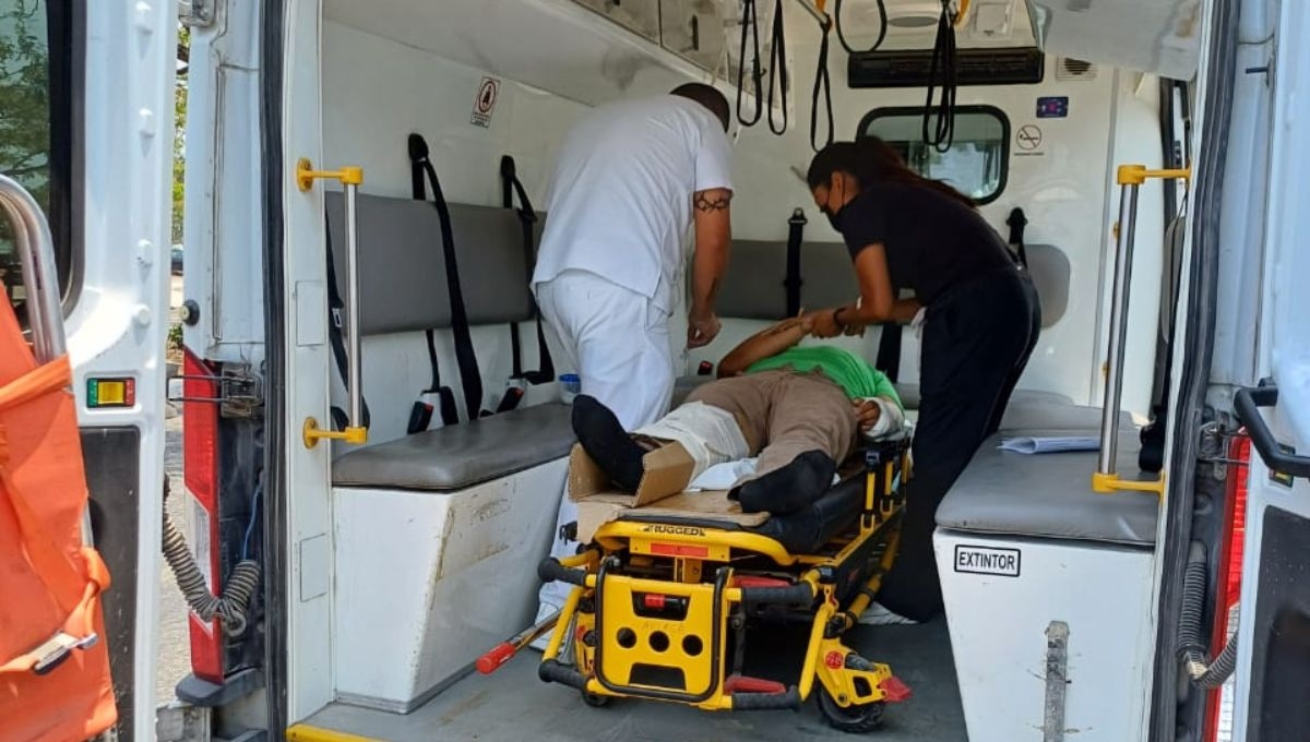 El motociclista fue atendido por personal médico en Escárcega