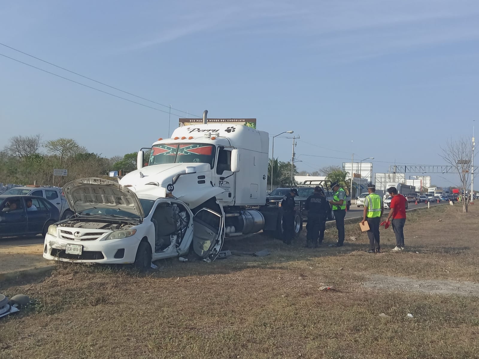 Trailero deja prensado al conductor de un auto en la vía Campeche-Mérida