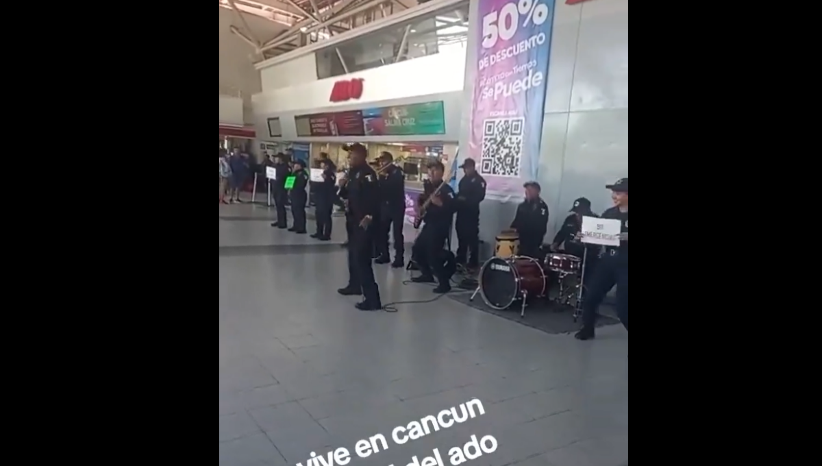 Los elementos de seguridad alegraron a los visitantes con cumbias y baile en la terminal de ADO de Cancún