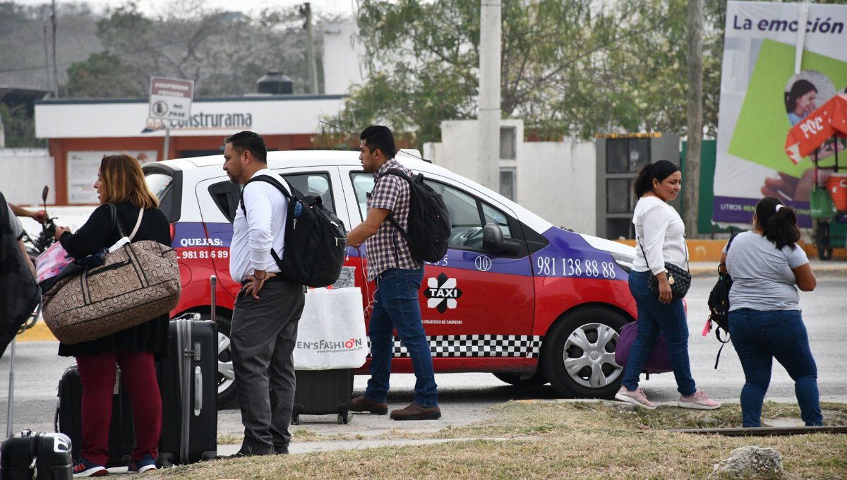 Turistas prefieren caminar un kilómetro que usar los taxis del aeropuerto de Campeche