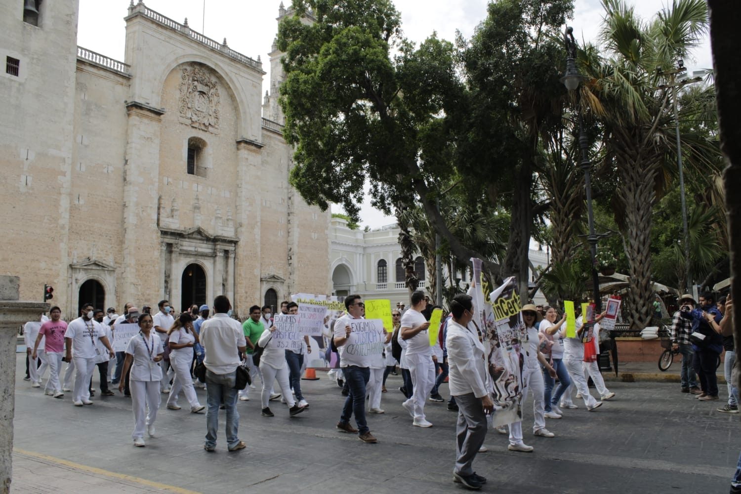 Médicos protestan en Mérida, de nuevo, para ser basificados en hospitales de Yucatán