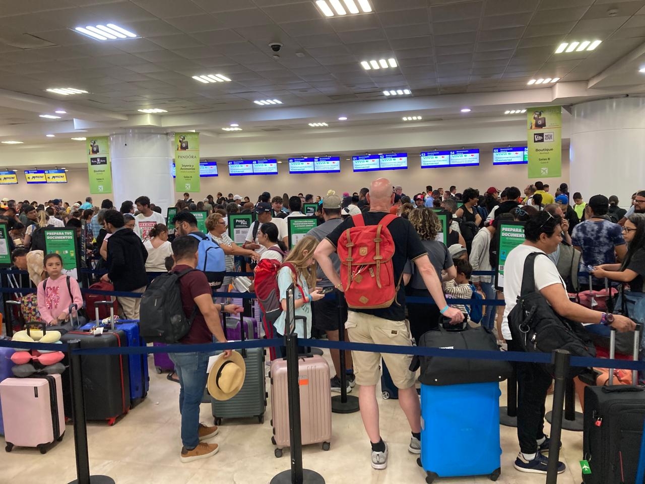 Turistas abarrotan el aeropuerto de Cancún por el fin de las vacaciones de Semana Santa