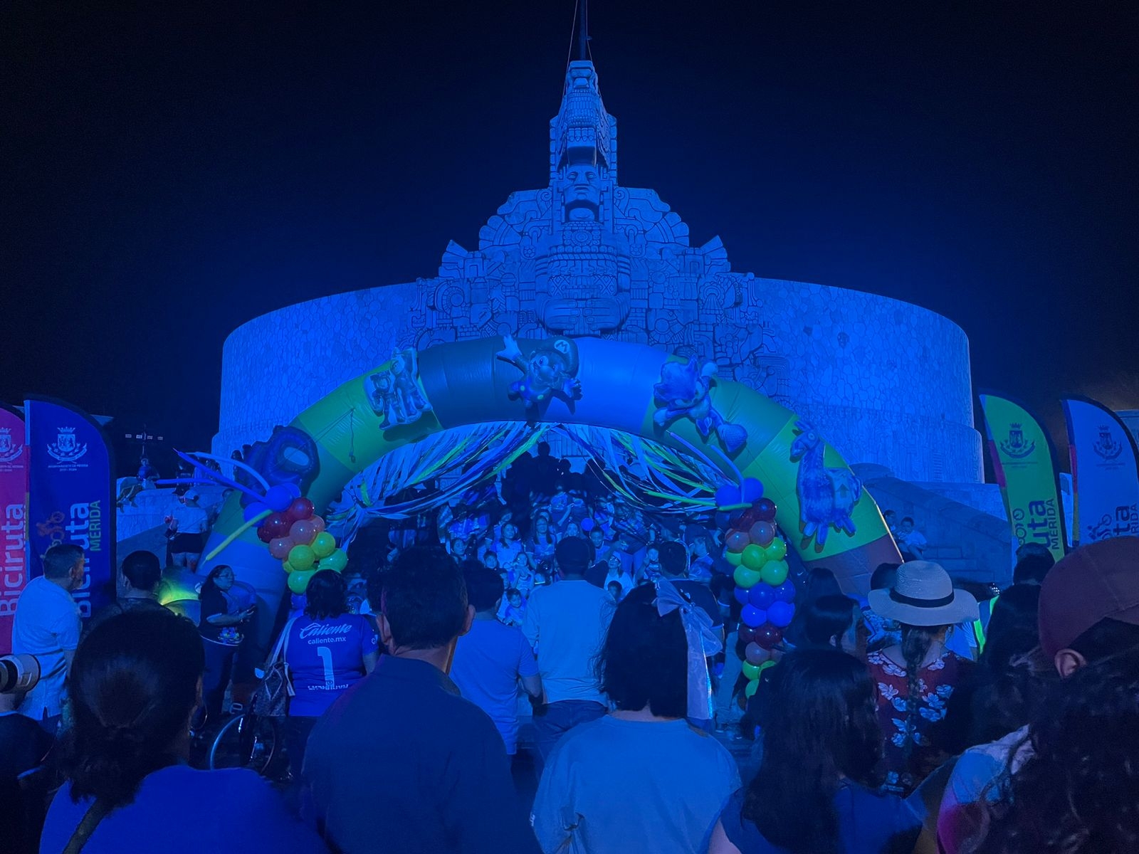 El Monumento a la Patria, se pinta de azul en apoyo a las personas con autismo en Yucatán