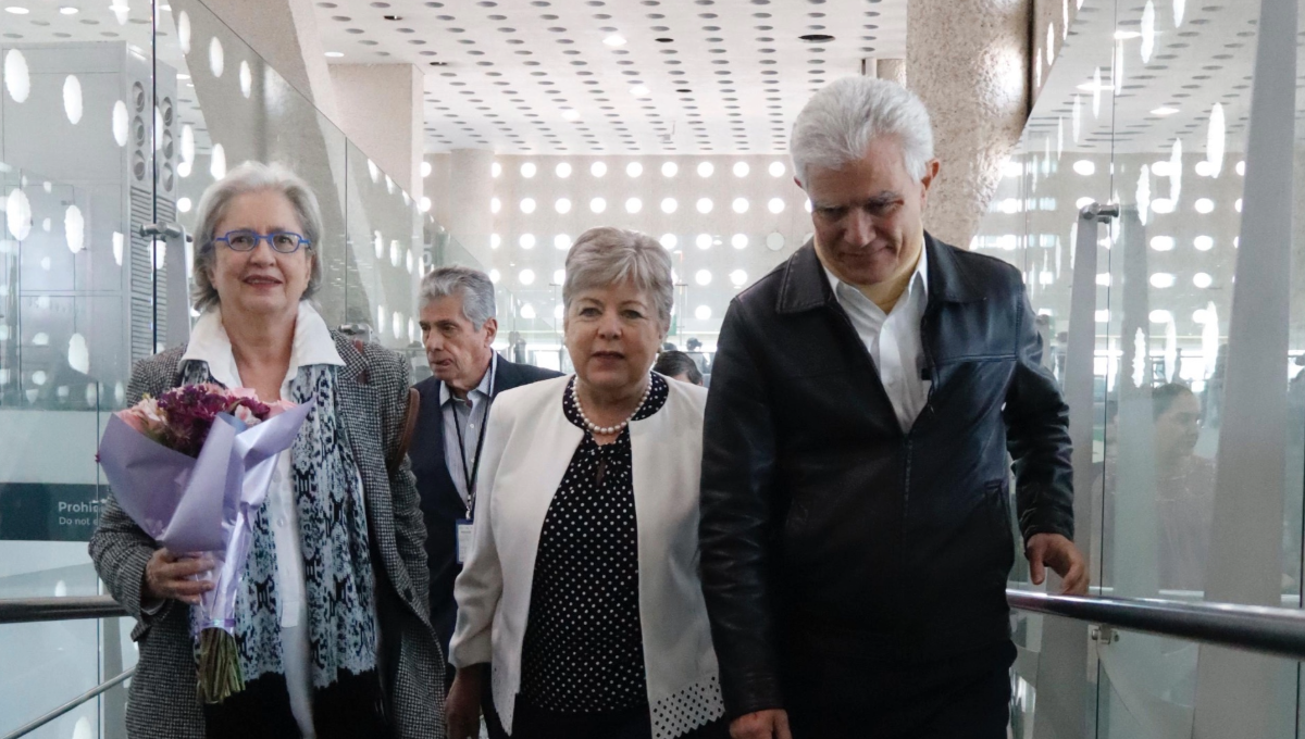 La Canciller recibió a 18 compatriotas y sus familias en el aeropuerto de la Ciudad de México