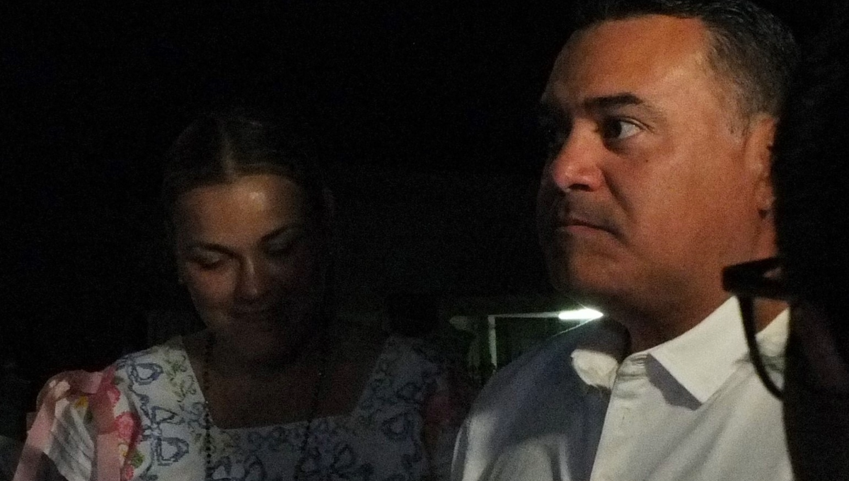 El candidato a la gubernatura de Yucatán tuvo que cortar los abrazos y besos, pues llegó a la mera hora del debate