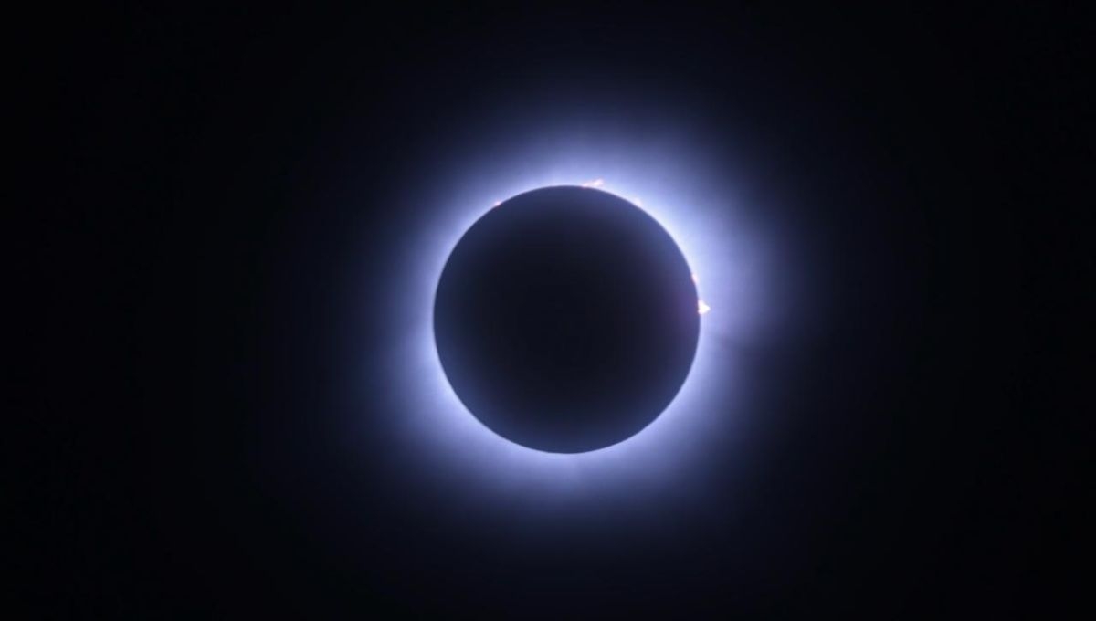 El calendario astronómico suele presentar dos pares de eclipses anuales: un par compuesto por un eclipse lunar seguido de uno solar y viceversa