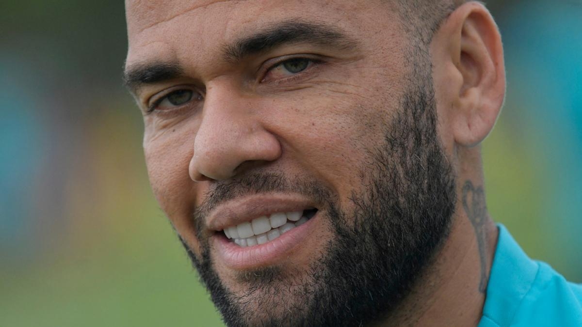 Dani Alves quiere que se le absuelva del crimen de abuso sexual y seguir en el futbol