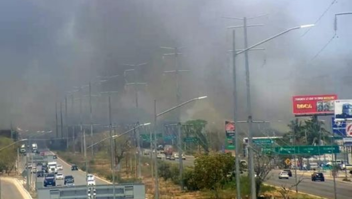 ¡Precaución! Incendio llena de humo la carretera Mérida-Progreso