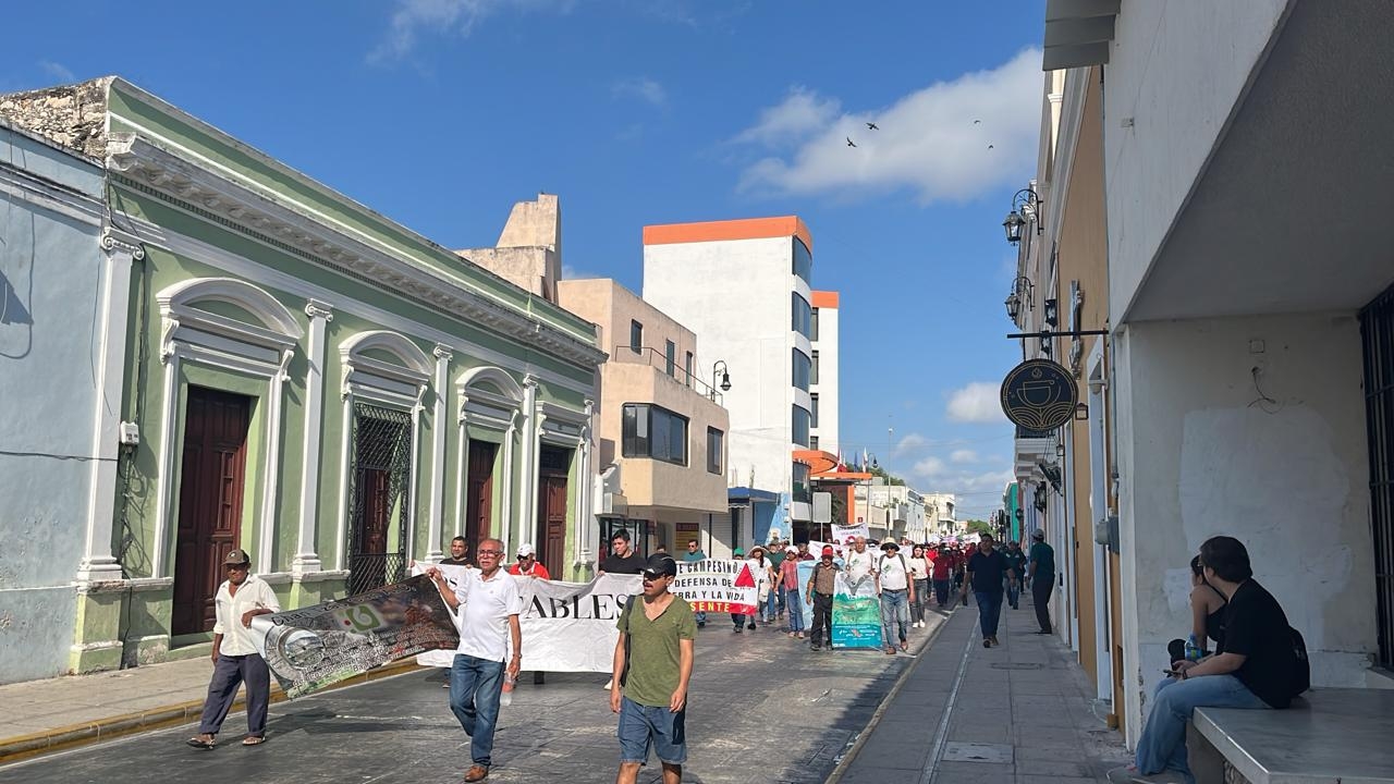 Más de mil 800 personas marchan por el Día del Trabajo en Mérida: EN VIVO