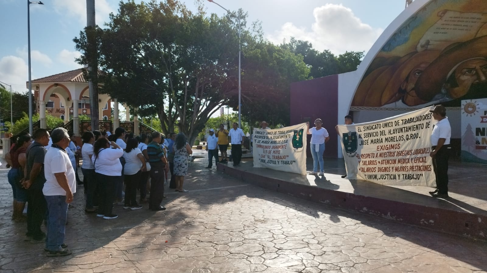 Empleados toman las calles de Quintana Roo para marchar por el Día del Trabajo