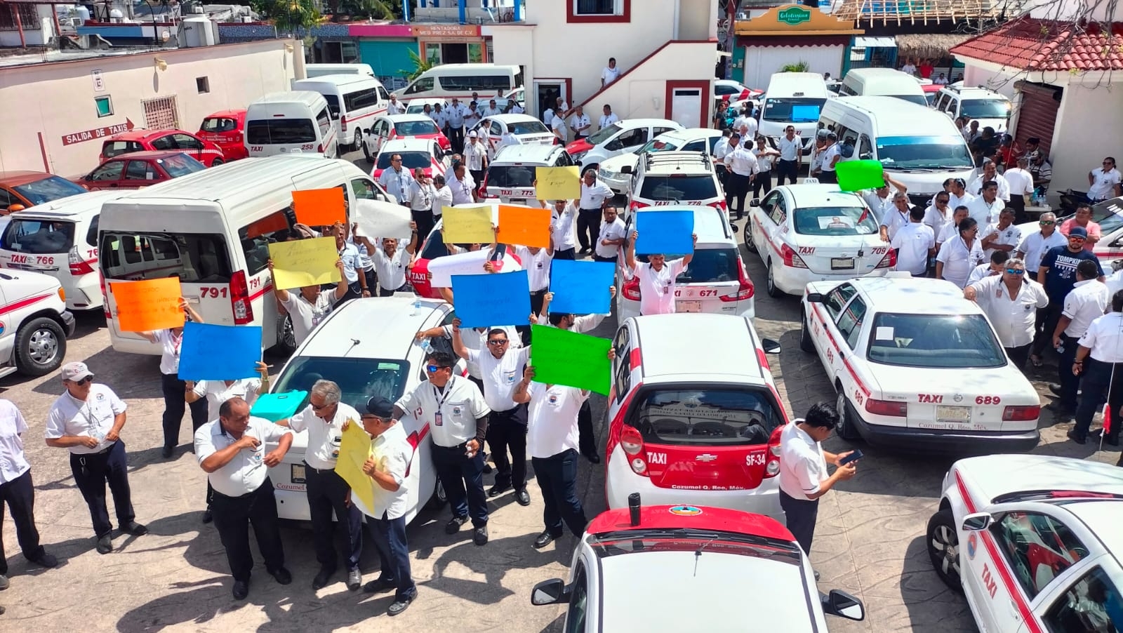 Taxistas de Cozumel se manifiestan en contra de los mototaxis