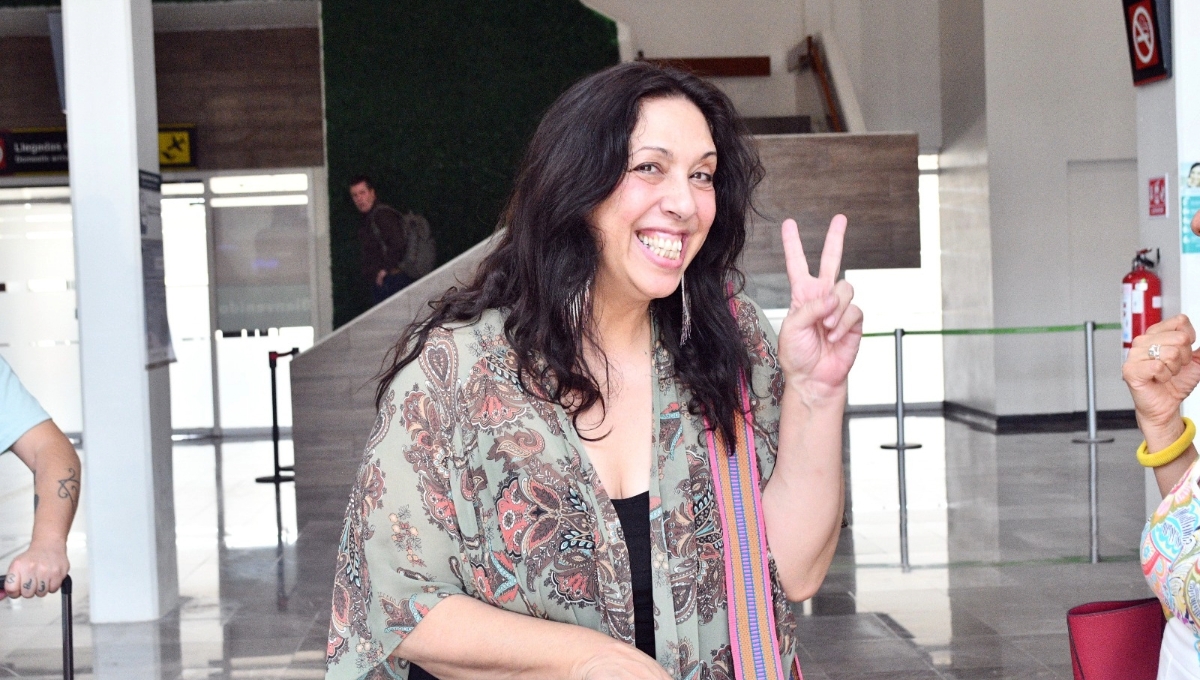 Regina Orozco, coordinadora cultural de Claudia Sheinbaum, llega al aeropuerto de Campeche