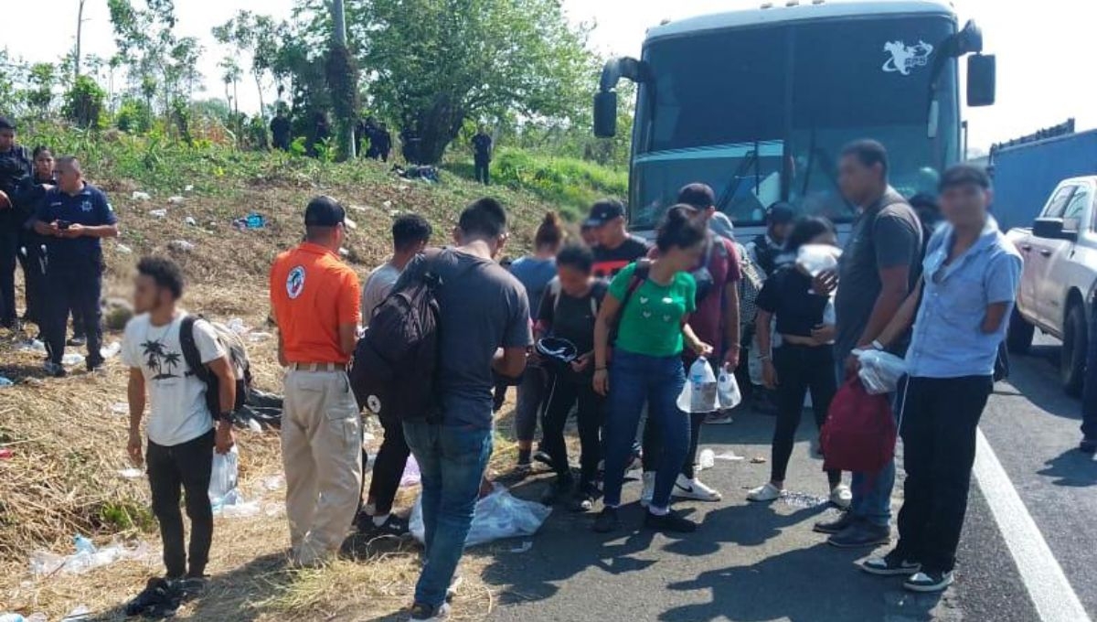 407 migrantes que viajaban a bordo de 3 autobuses fueron rescatados por elementos del Instituto Nacional de Migración en la autopista Minatitlán-Acayucan, en el estado de Veracruz