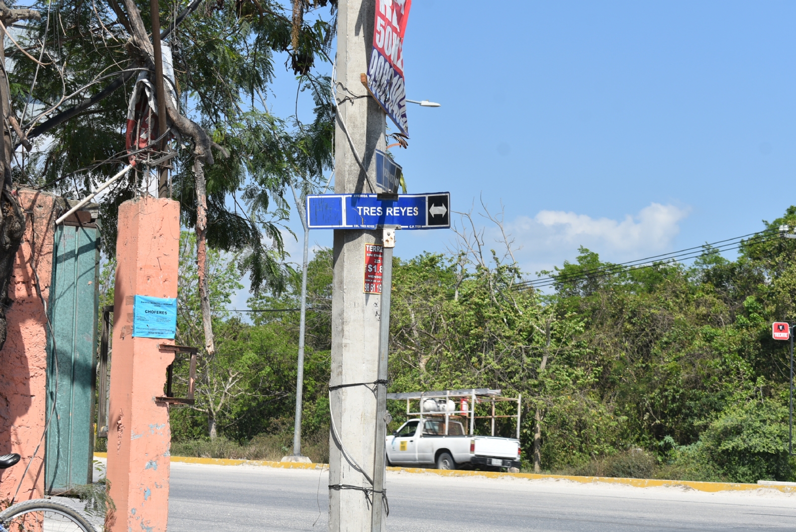 Vecinos de la colonia Tres Reyes les cierran el paso a candidatos a la Alcaldía de Cancún