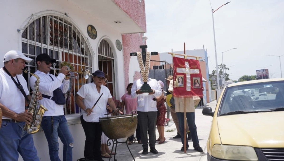Vecinos de La Ermita realizan procesión en honor a la Santa Cruz: EN VIVO