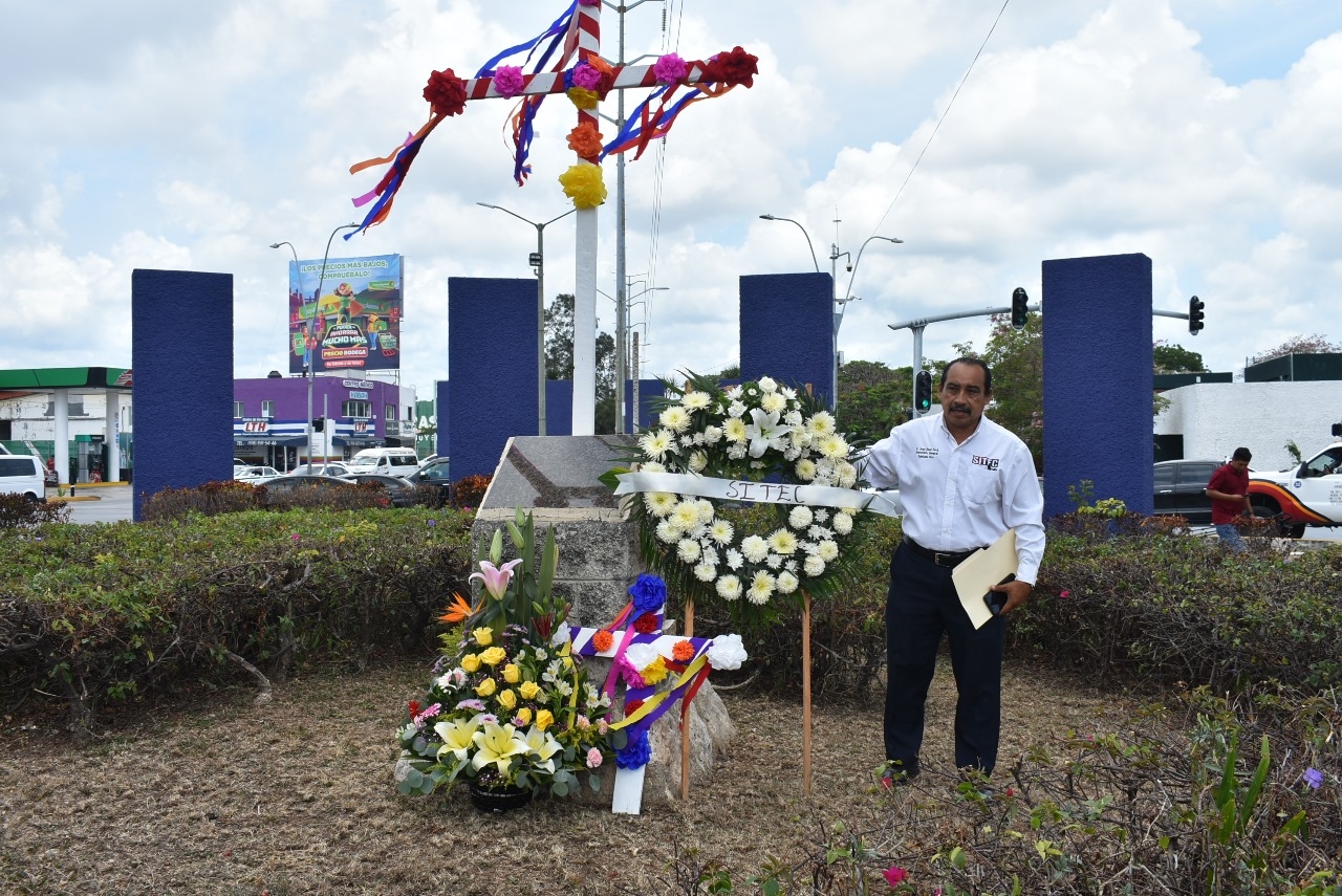 Colocan ofrenda floral en el Monumento al Albañil de Cancún por el Día de la Santa Cruz