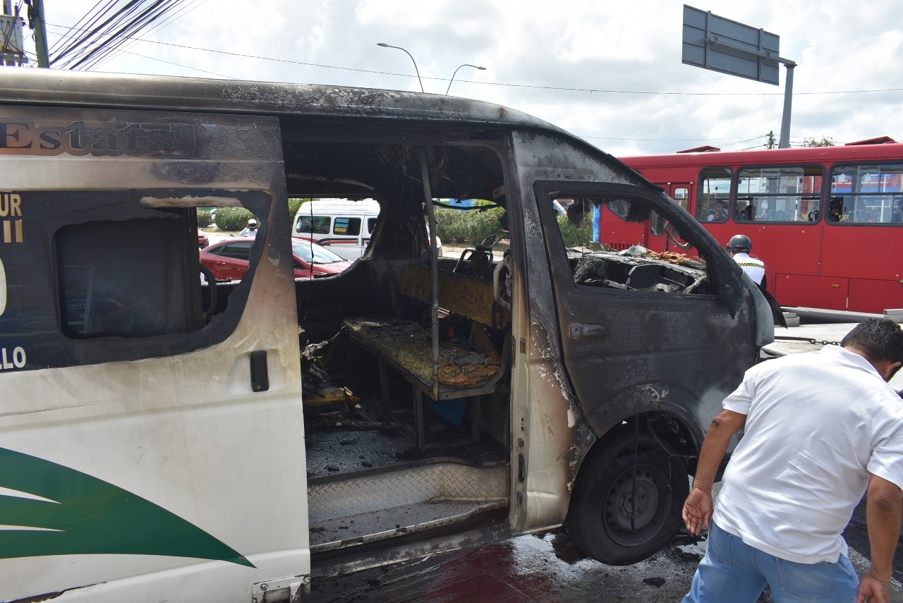 La combi quedó en pérdida total tras incendiarse en Cancún