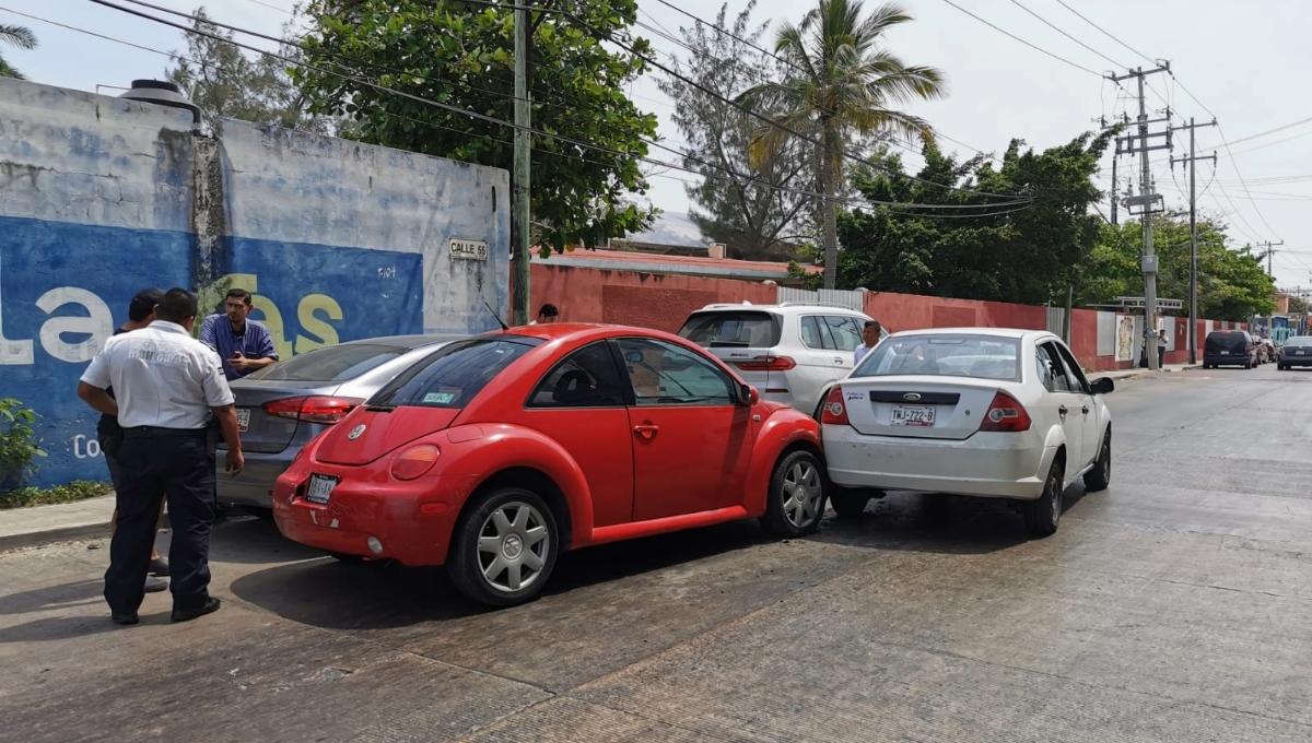 Choque deja tres vehículos dañados en Ciudad del Carmen